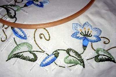 Reader's Embroidery: Flowered Tablecloths –